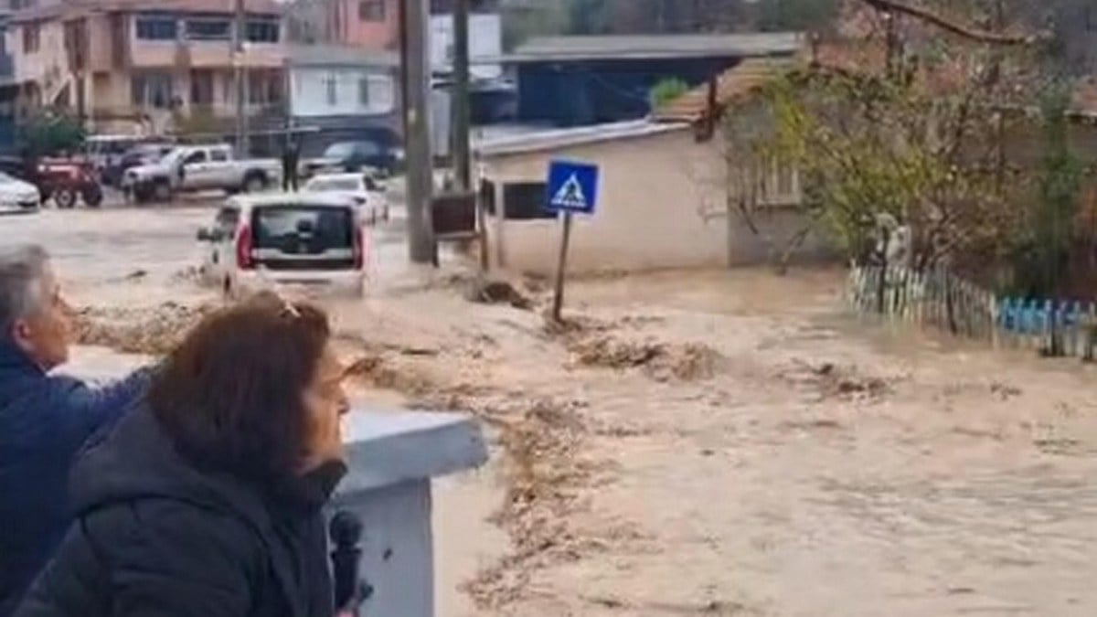 Çanakkale’de sağanak yağış cadde ve sokakları göle çevirdi