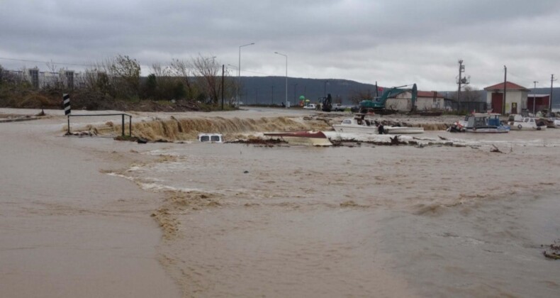 Çanakkale’de sel! Dereler taştı, sokaklar göle döndü