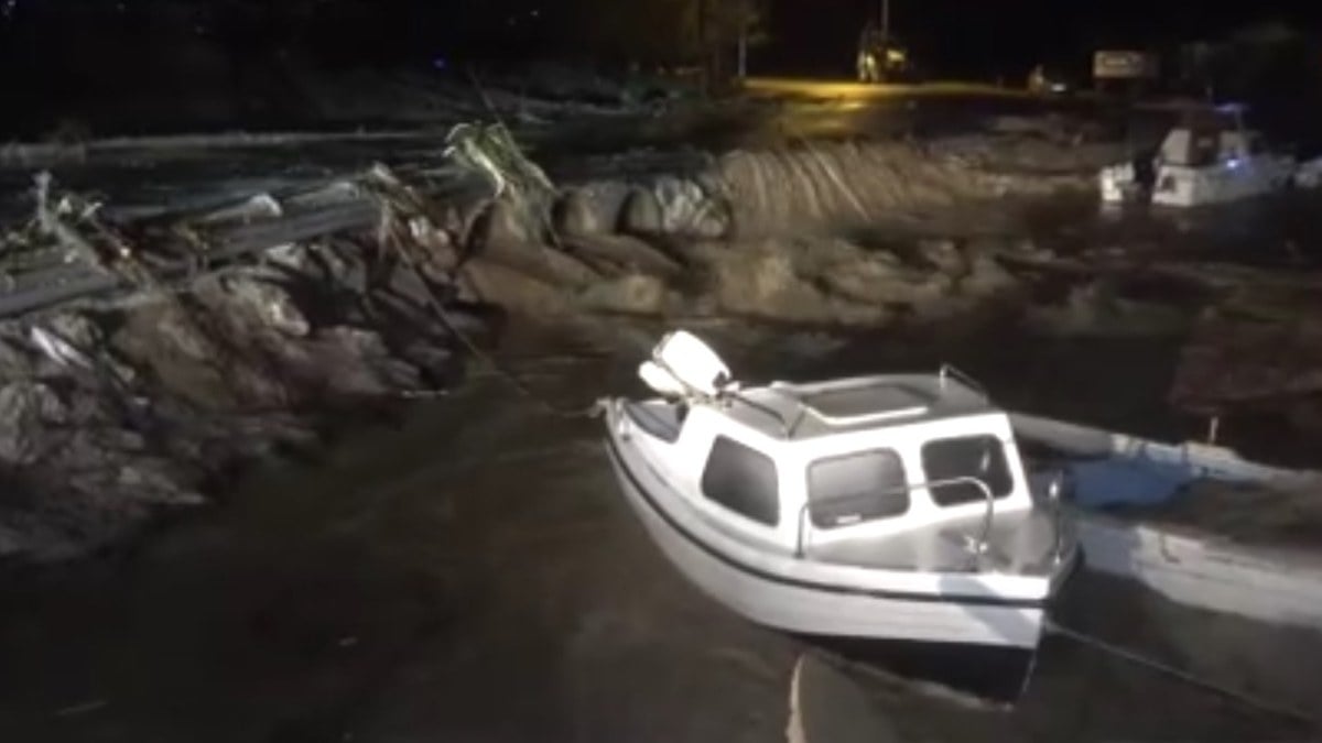 Çanakkale’de taşan Kepez deresi nedeniyle sahil yolu trafiğe kapatıldı