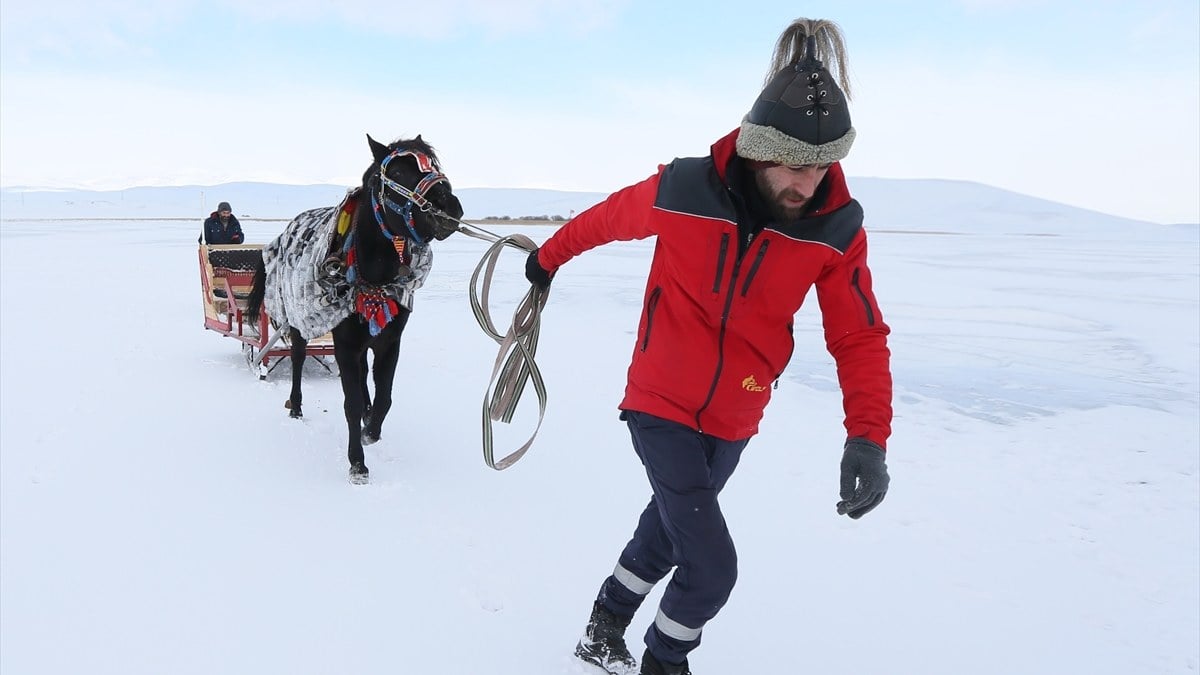 Çıldır Gölü dondu! Atlı kızaklar yüzeye çıkarılmaya başlandı