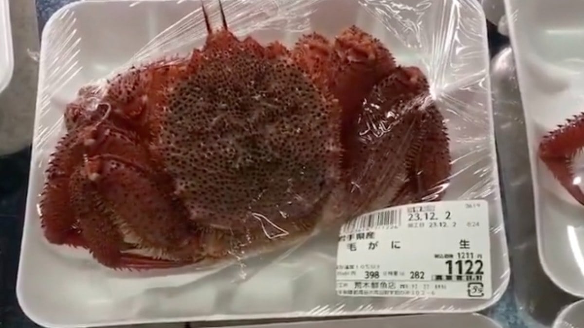 Çin’de market reyonunda satılan yengeç aniden hareketlenmeye başladı