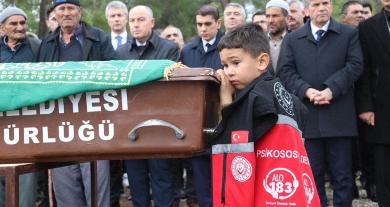 Denizli’de göçük altında kalan işçi toprağa verildi: 4 yaşındaki oğlu tabutun başından ayrılmadı