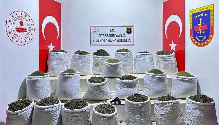 Diyarbakır’da 914 kilogram esrar ve 7 bin 350 kök Hint keneviri ele geçirildi