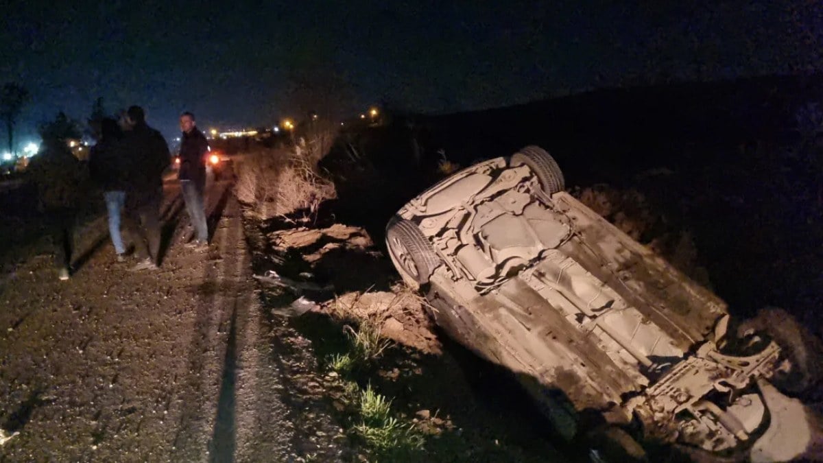 Diyarbakır’da köpeğe çarpmamak için manevra yapan otomobil devrildi: 5 yaralı