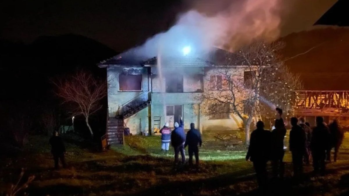 Düzce korku dolu anlar! İki katlı ev alev alev yandı