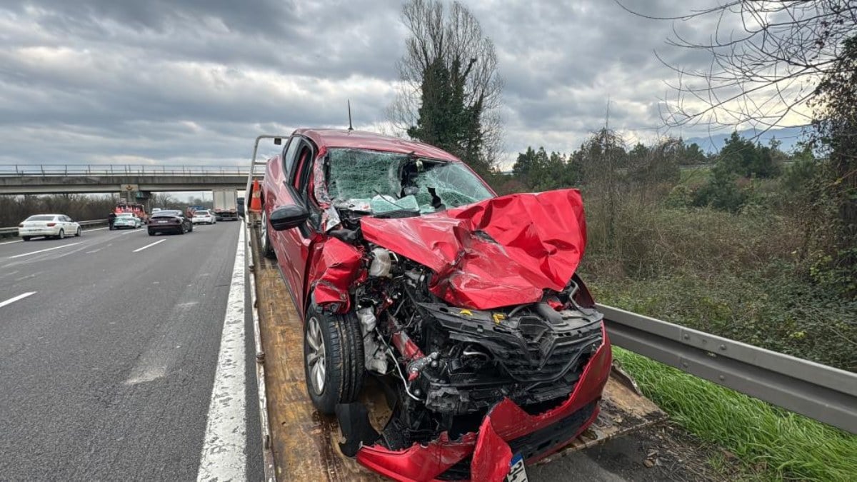 Düzce’de korkunç kaza! Otomobil hurdaya döndü, kamyon devrildi