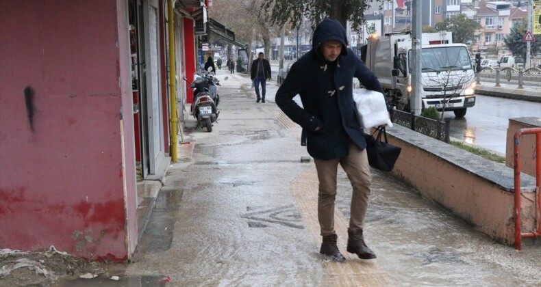 Edirne’de yollar suyla doldu: Vatandaşlar yürümekte zorlandı