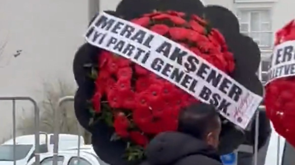 Elazığ’da CHP ve İyi Parti’nin şehit cenazesine gönderdiği çelenkler indirildi