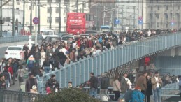 Eminönü’nde yılbaşı alışverişi yoğunluğu: Vatandaşlar akın etti