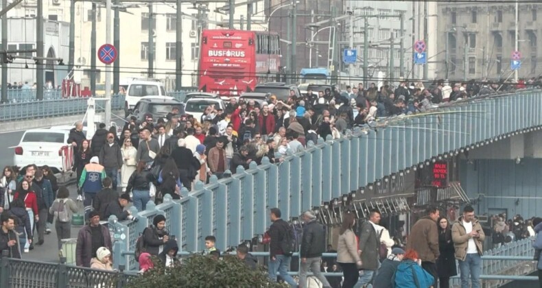 Eminönü’nde yılbaşı alışverişi yoğunluğu: Vatandaşlar akın etti