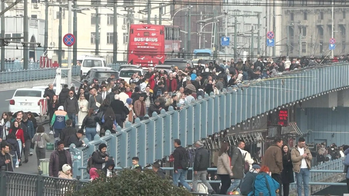 Eminönü’nde yılbaşı alışverişi yoğunluğu: Vatandaşlar akın etti