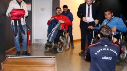 Erzurum’da engelli sporculara ödül töreninde merdiven engeli