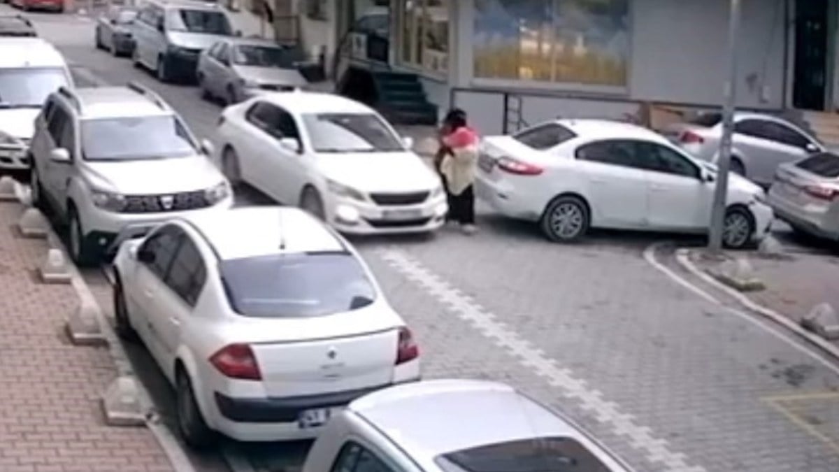 Esenyurt’ta bu kadarına da pes dedirten olay! Kucağında bebeği olan kadını eliyle taciz etti…