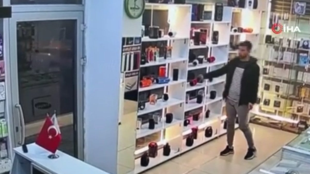 Esenyurt’ta farklı iş yerlerinden hırsızlık yapan zanlı kamerada