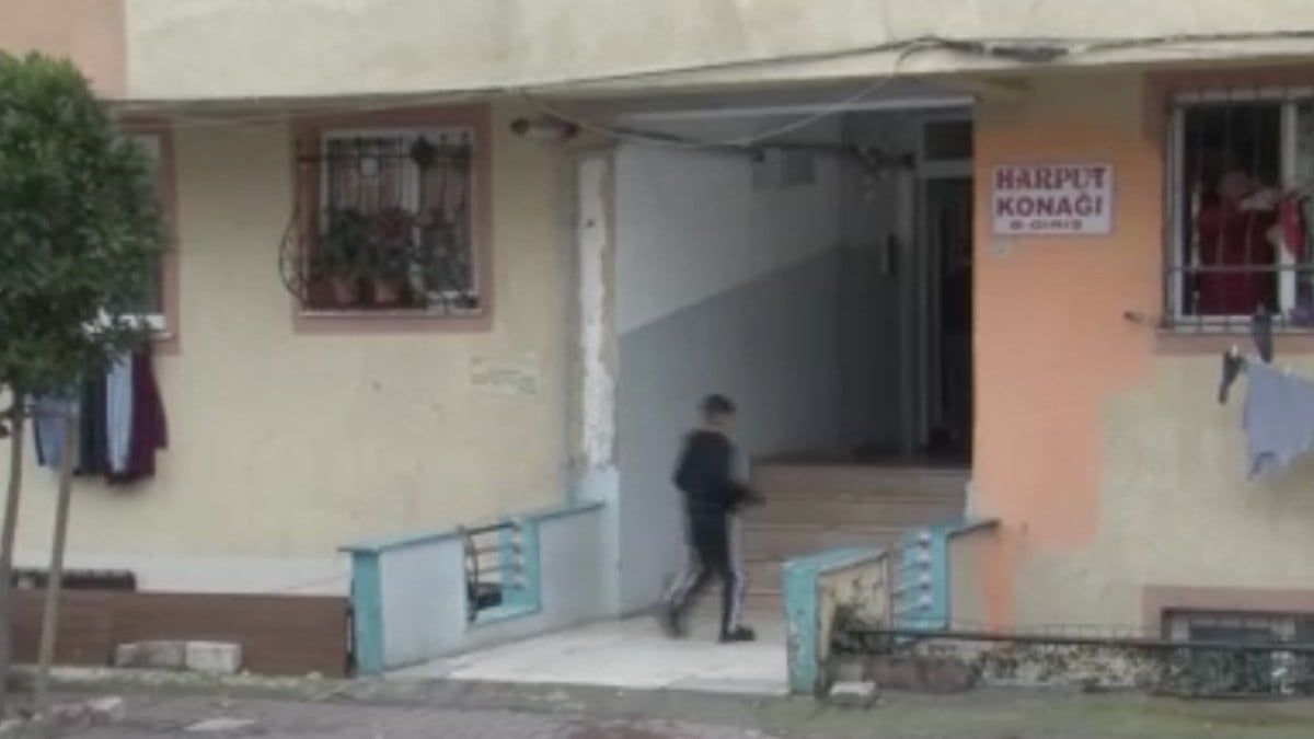 Esenyurt’ta koca dehşeti: Çocuklarının gözü önünde eşini bıçakladı