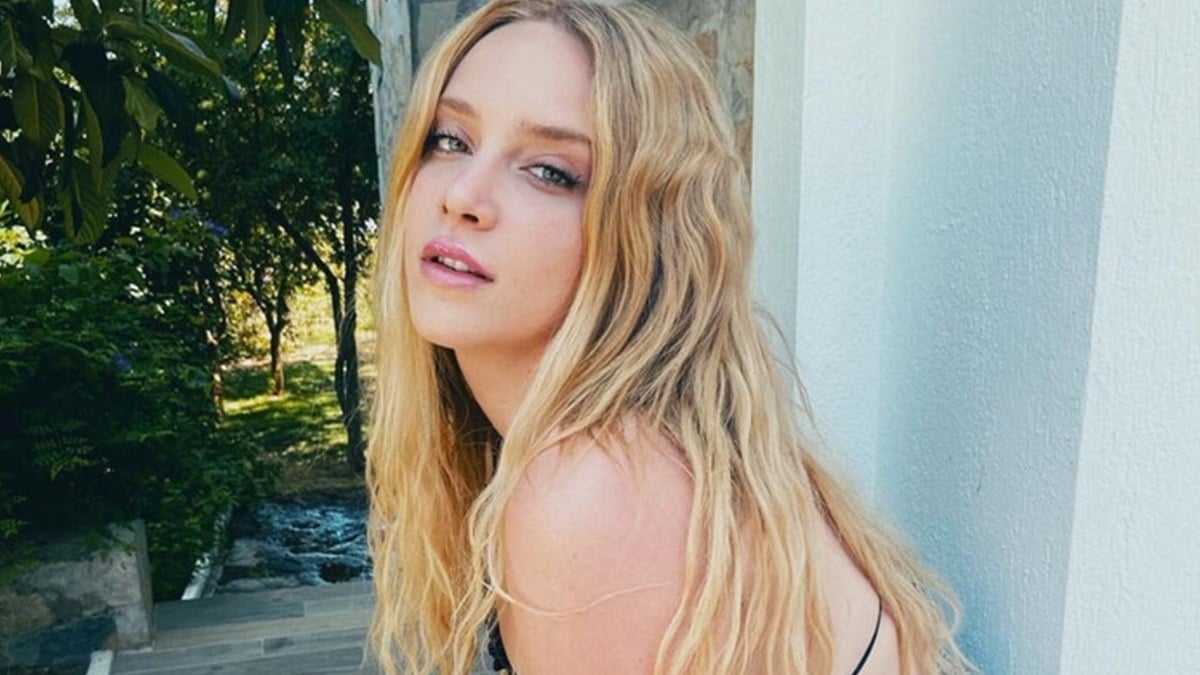 Eteğini sıyırdı, nabızlar yükseldi! Hayal Köseoğlu’ndan olay kare “Yerle bir ettin”