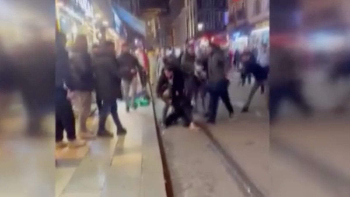 Fatih’te kan donduran kavga: Demir ve sopayla saldırdılar