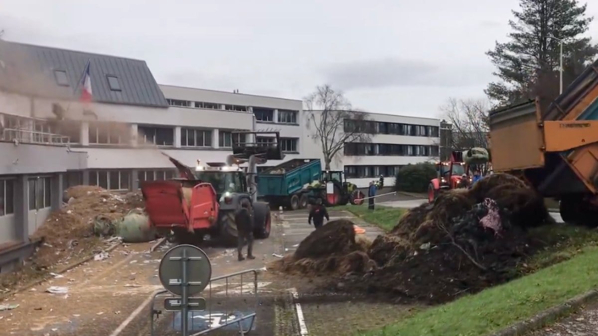 Fransa’da çiftçiler isyanda: Devlet binasına gübre püskürttüler