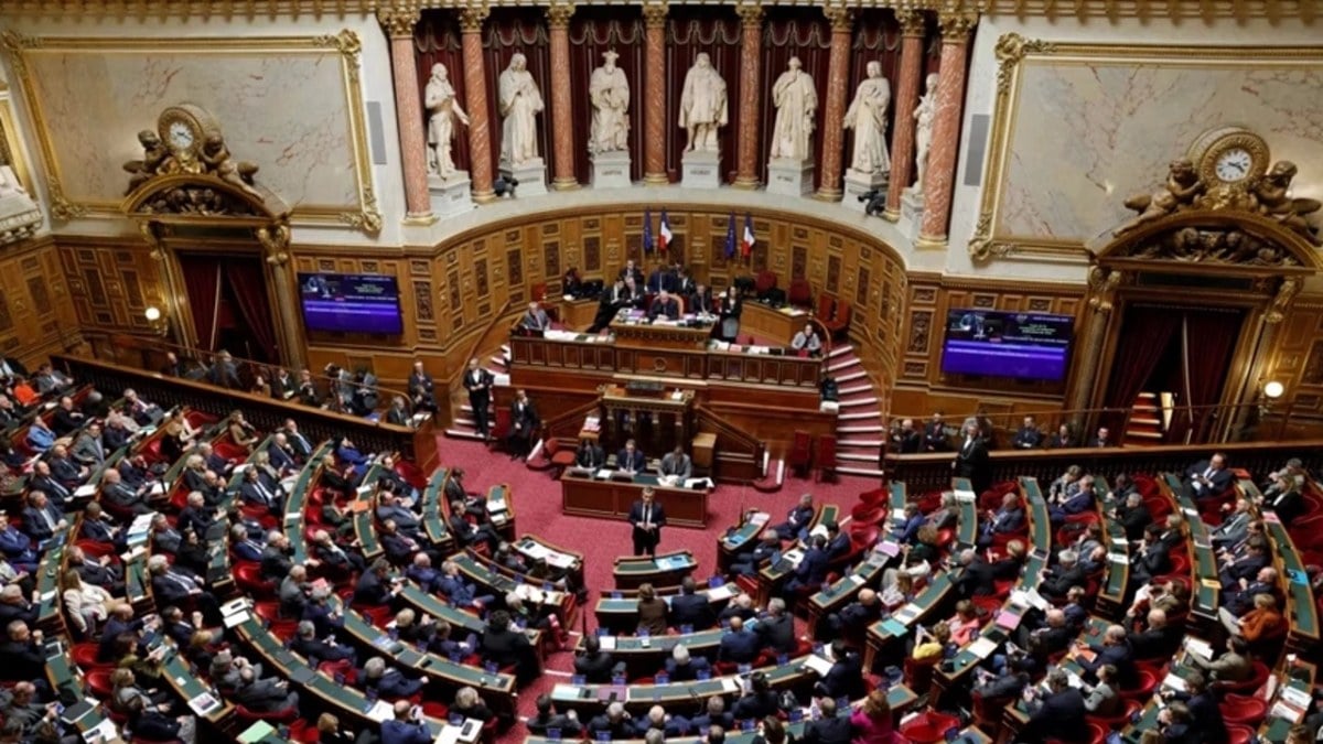 Fransa’da tartışmalı göçmen yasası kabul edildi