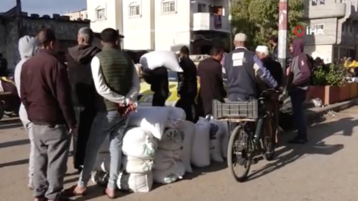 Gazze’de insanlık ayıbı… Bir çuval un için metrelerce kuyruk