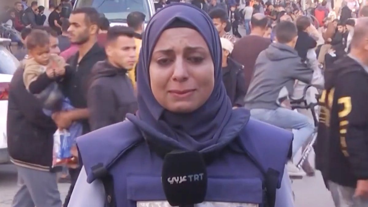 Gazze’deki muhabirin en zor anı! Canlı yayında ailesinin yaşadığı ev bombalandı…