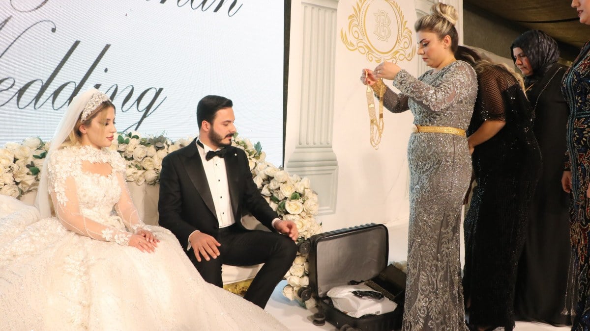 Gelin altınlarla süslendi! Şanlıurfa’da aşiret düğününde valiz dolusu altın takıldı
