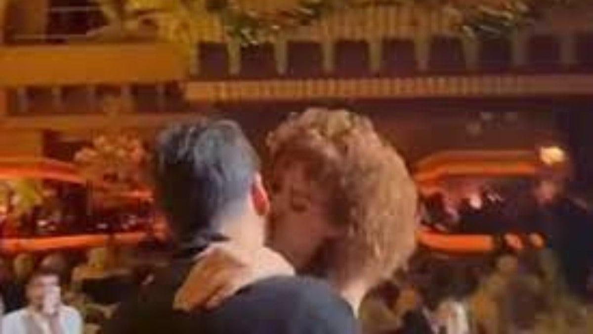 “Genç sevgili” denildi! Yıldız Tilbe’nin öpüp kokladığı kişi bakın kimmiş…