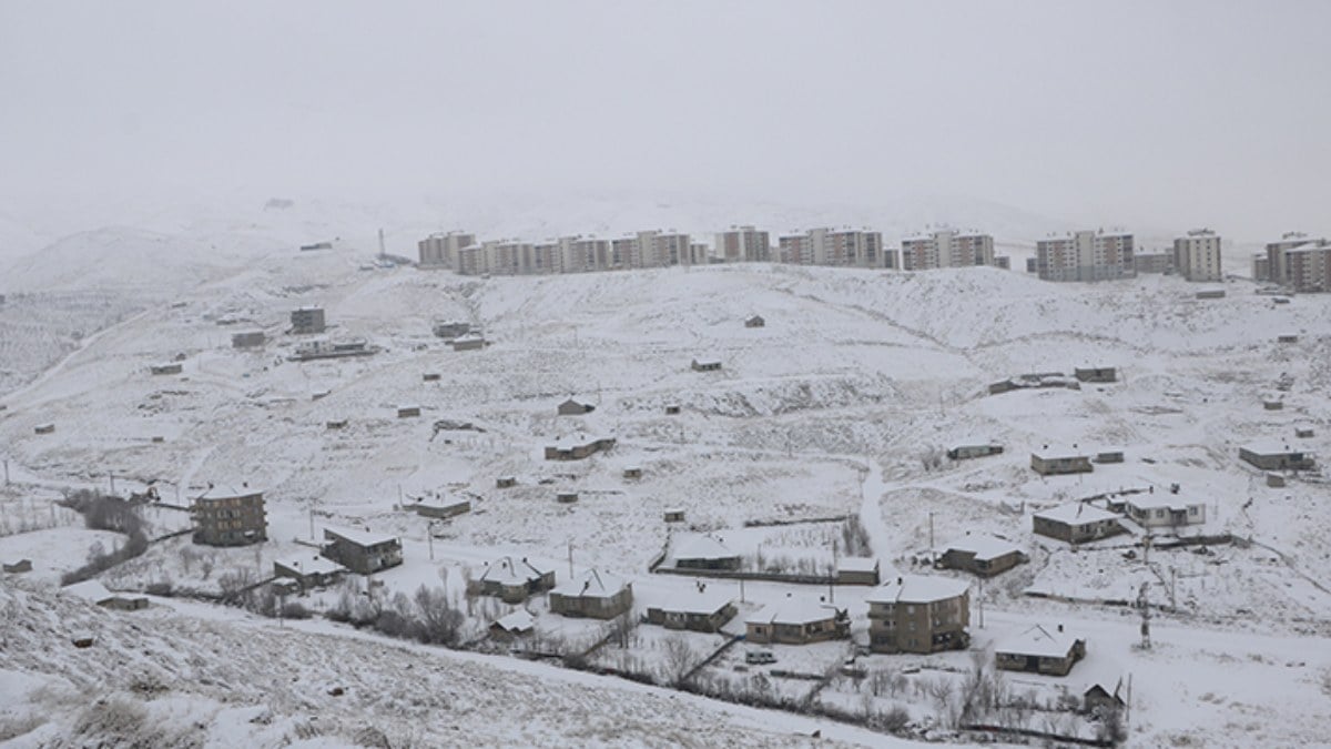 Hakkari kara teslim! 22 yerleşim yerine ulaşılamıyor…