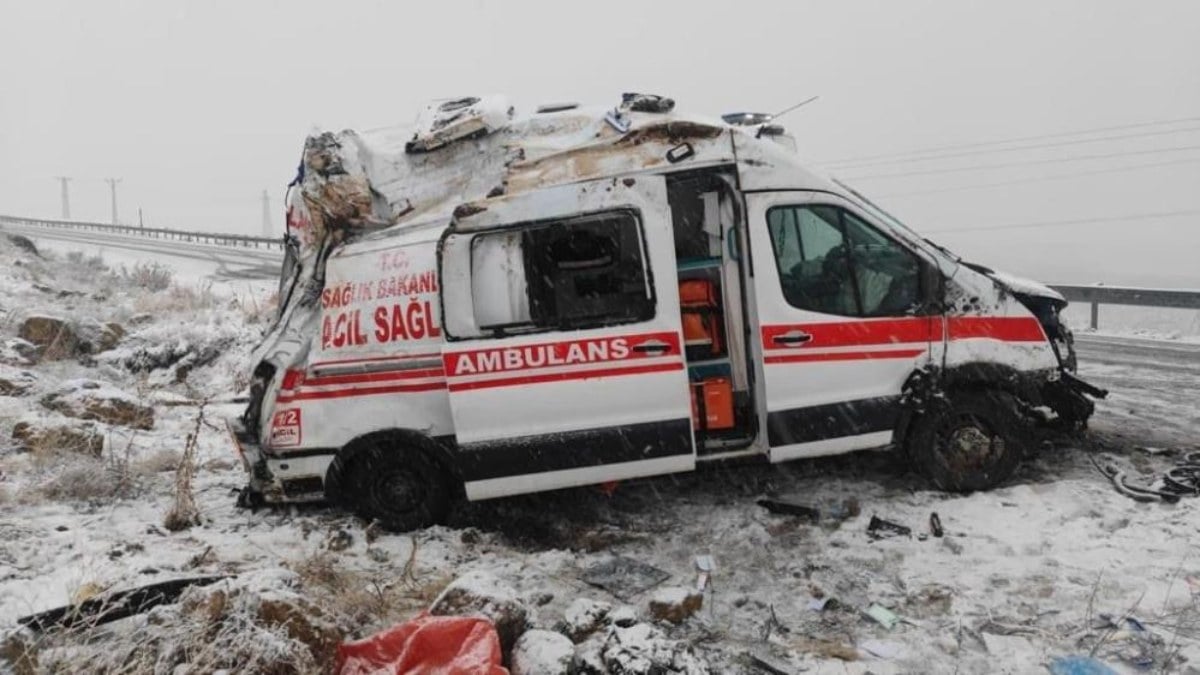 Hakkari’de kaza yapan ambulansta 3 sağlık personeli yaralandı