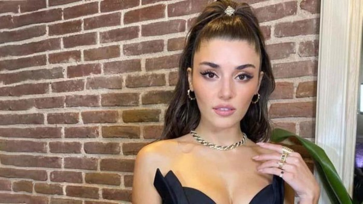 Hande Erçel siyah dekolteli elbisesiyle Instagram’ı yaktı geçti! ‘Bu güzellik şaka mı’
