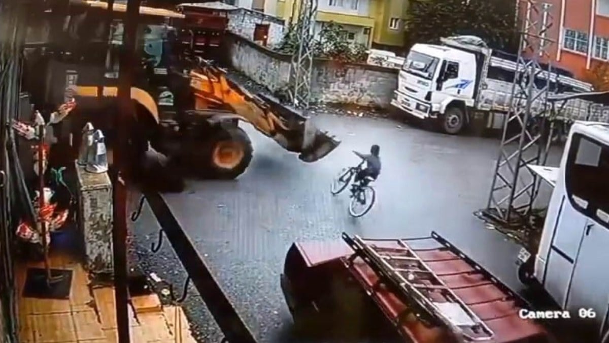 Hatay’da bisikletli çocuk, iş makinesinin altında kaldı