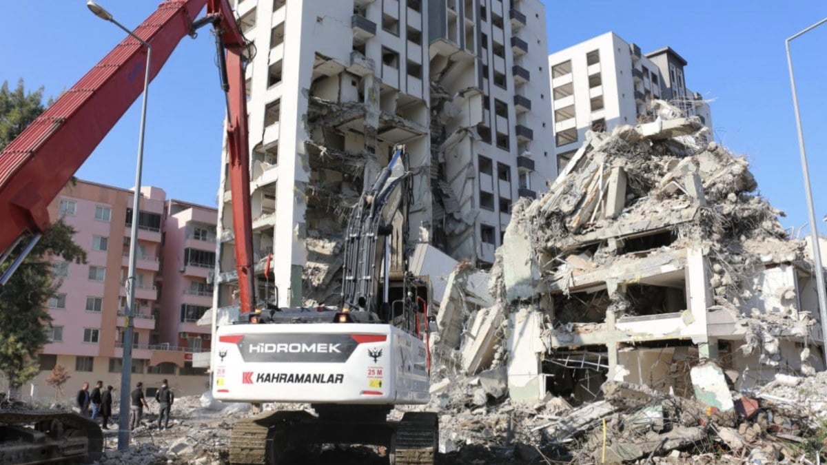 Hatay’da iki bina tedbiren boşaltıldı