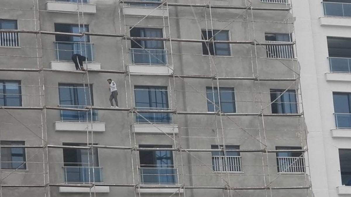 Hatay’da inşaat ustaları 60 metre yükseklikte güvenlik önlemlerini hiçe saydı