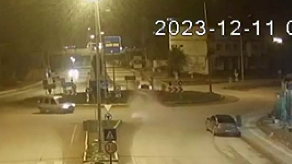 Hatay’da korkunç anlar! Kavşağa giren otomobil hurdaya döndü