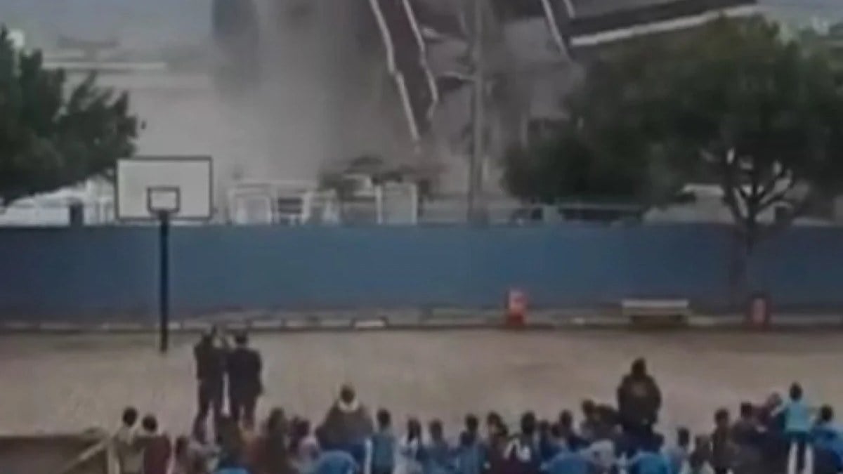 Hatay’da yıkım okul saatinde yapıldı… Öğrenciler toz bulutundan koşarak kaçtı
