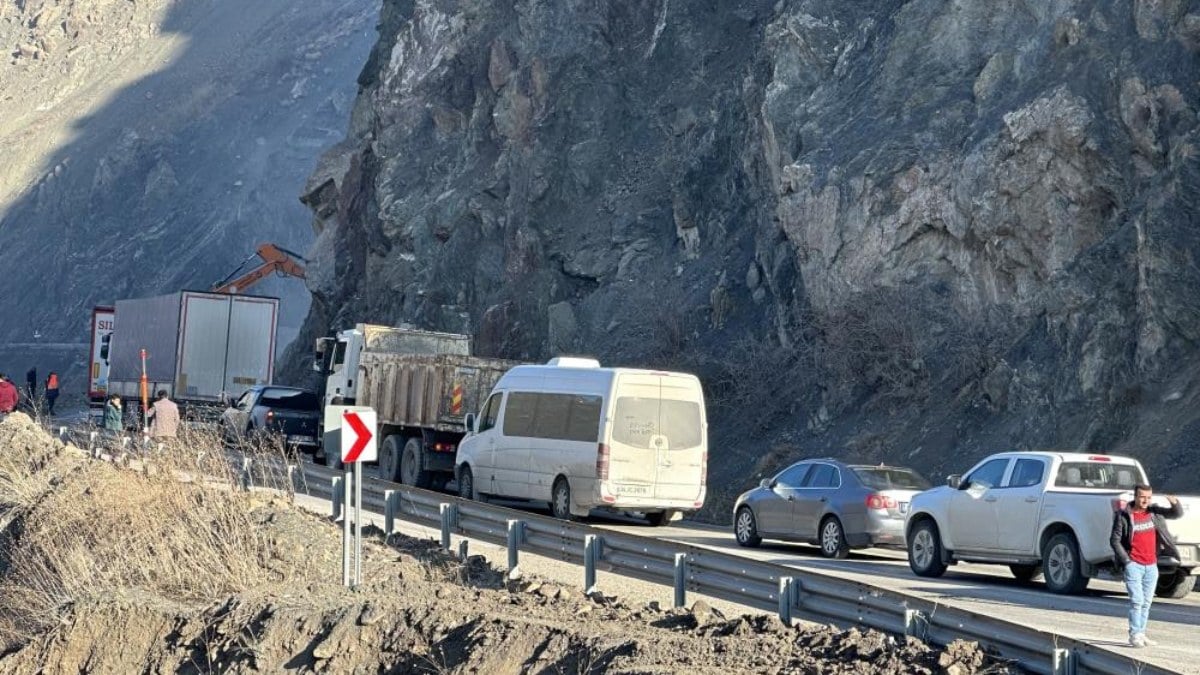 Heyelan nedeniyle kapanmıştı! Yüksekova-Van yolu açıldı