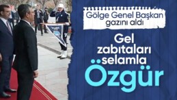 İmamoğlu’nu ziyaret eden Özgür Özel, kırmızı halıda zabıtaları selamladı