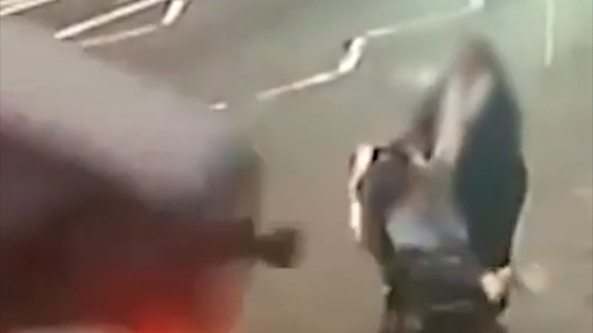 İngiltere’de devrilen arabanın altında kalmaktan kıl payı kurtuldular