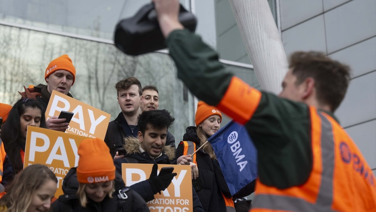 İngiltere’de pratisyen hekimler bir kez daha greve gitti! 3 günlüğüne iş bıraktılar..