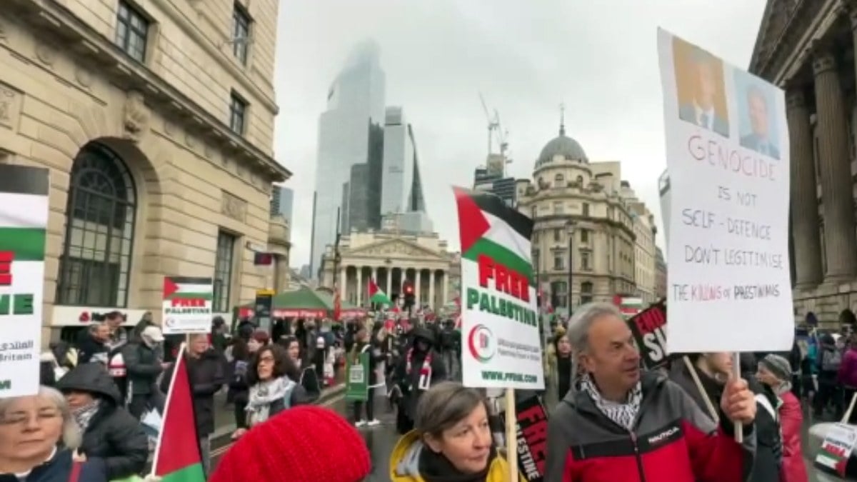 İngiltere’de toplanan Filistin destekçileri İsrail’e tepki gösterdi