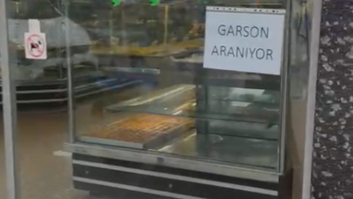 İş bulamıyoruz diyenlere belgeli kanıt! İstanbul’da dükkanlardaki ilanlar dikkat çekti