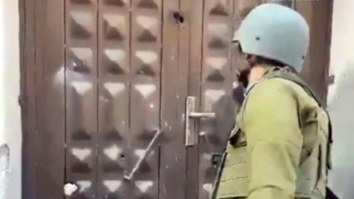 İsrail askerleri, enkaza çevirdikleri evin kapısını çalıp dalga geçti