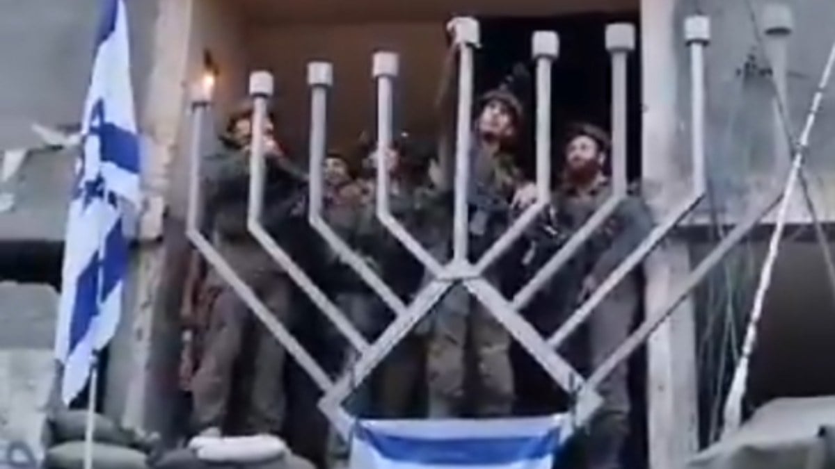 İsrail askerleri, işgal ettikleri binada kutlama yaptı