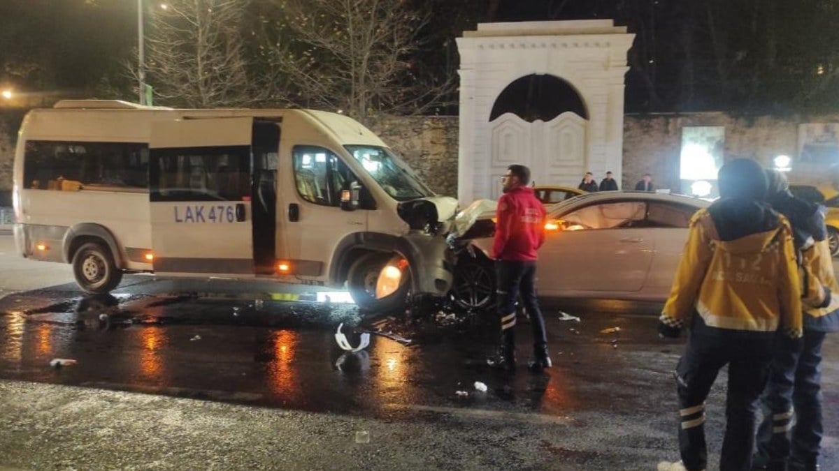 İstanbul Beşiktaş’ta otomobilin minibüse çarpıştığı kazada 9 kişi yaralandı