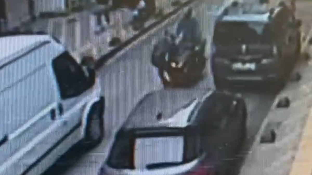 İstanbul Esenler’de yayaya çarpan motosikletli olay yerinden topallayarak kaçtı