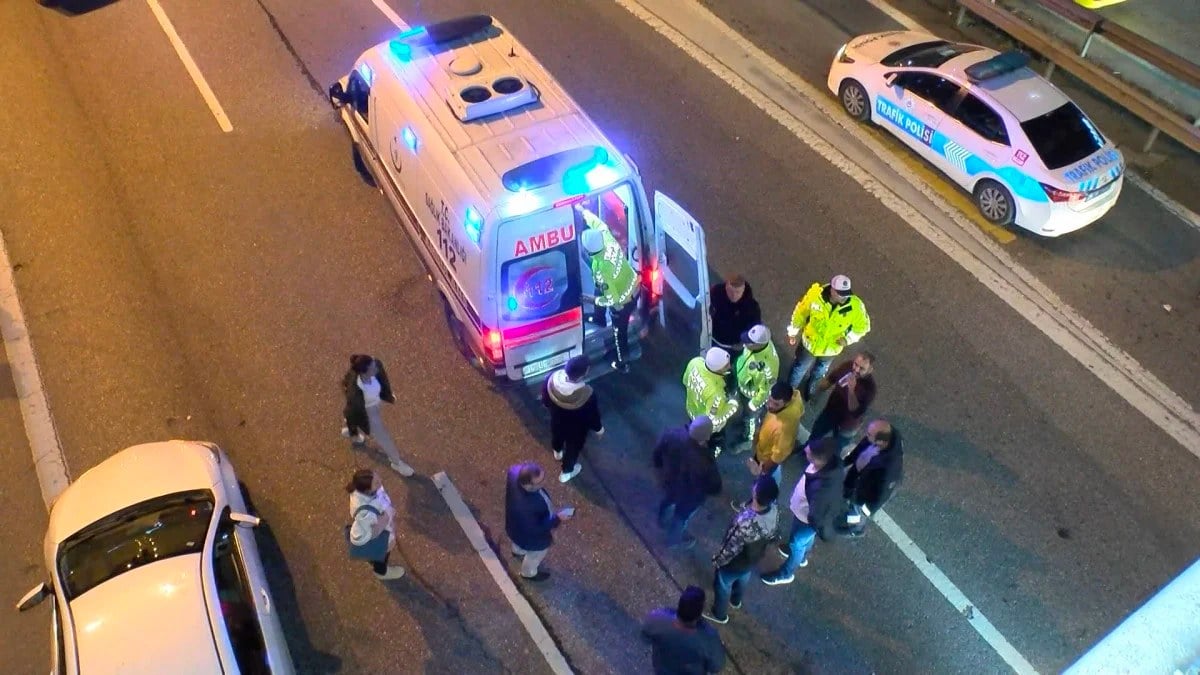 İstanbul Kadıköy’de üst geçitten düşen vatandaşı sürücüler kurtardı