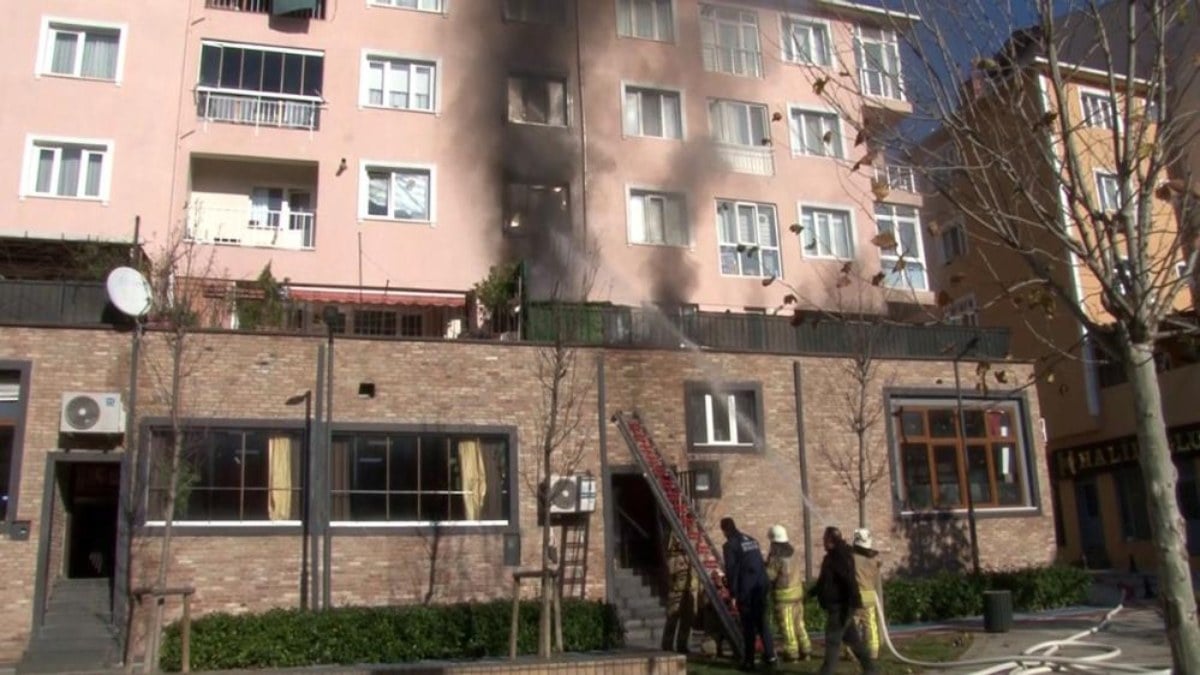 İstanbul’da alevlerin sardığı daire kullanılamaz hale geldi