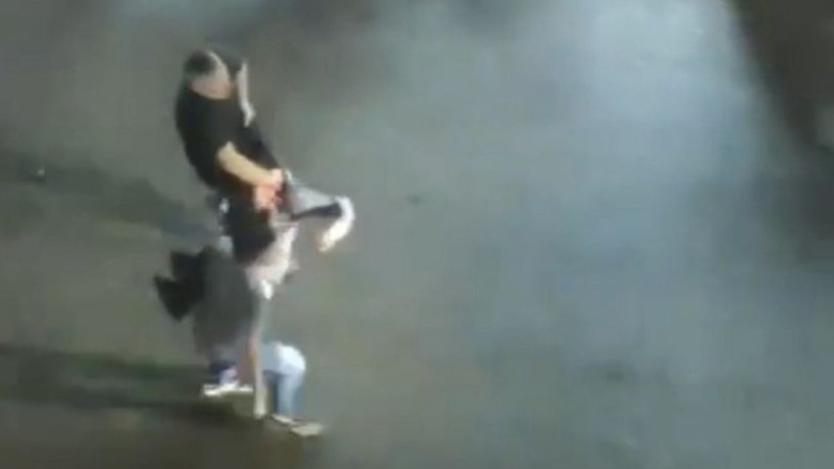 İstanbul’da arkadaşını boğazından bıçakladı