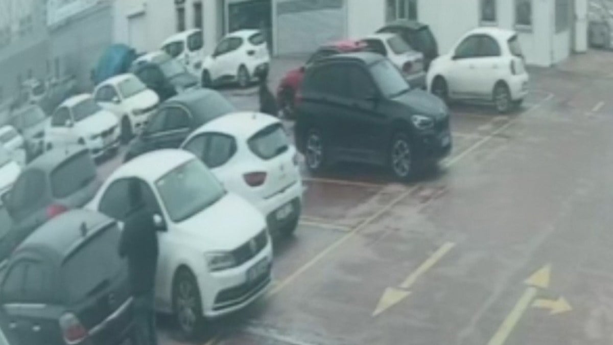 İstanbul’da bankadan çıkarken takip ettiği adamın aracından 2 milyon çaldı