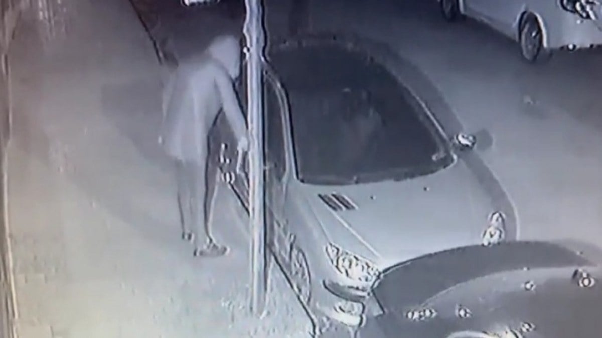 İstanbul’da bir garip olay: Demirle aracın camlarını indirdi